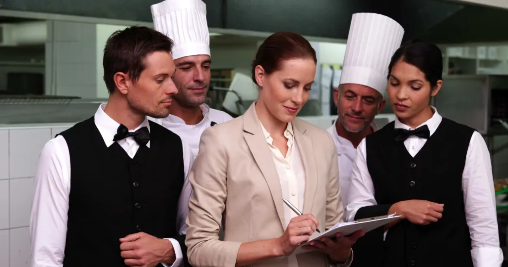 Giám sát nhà hàng là gì? Công việc của giám sát nhà hàng như thế nào?