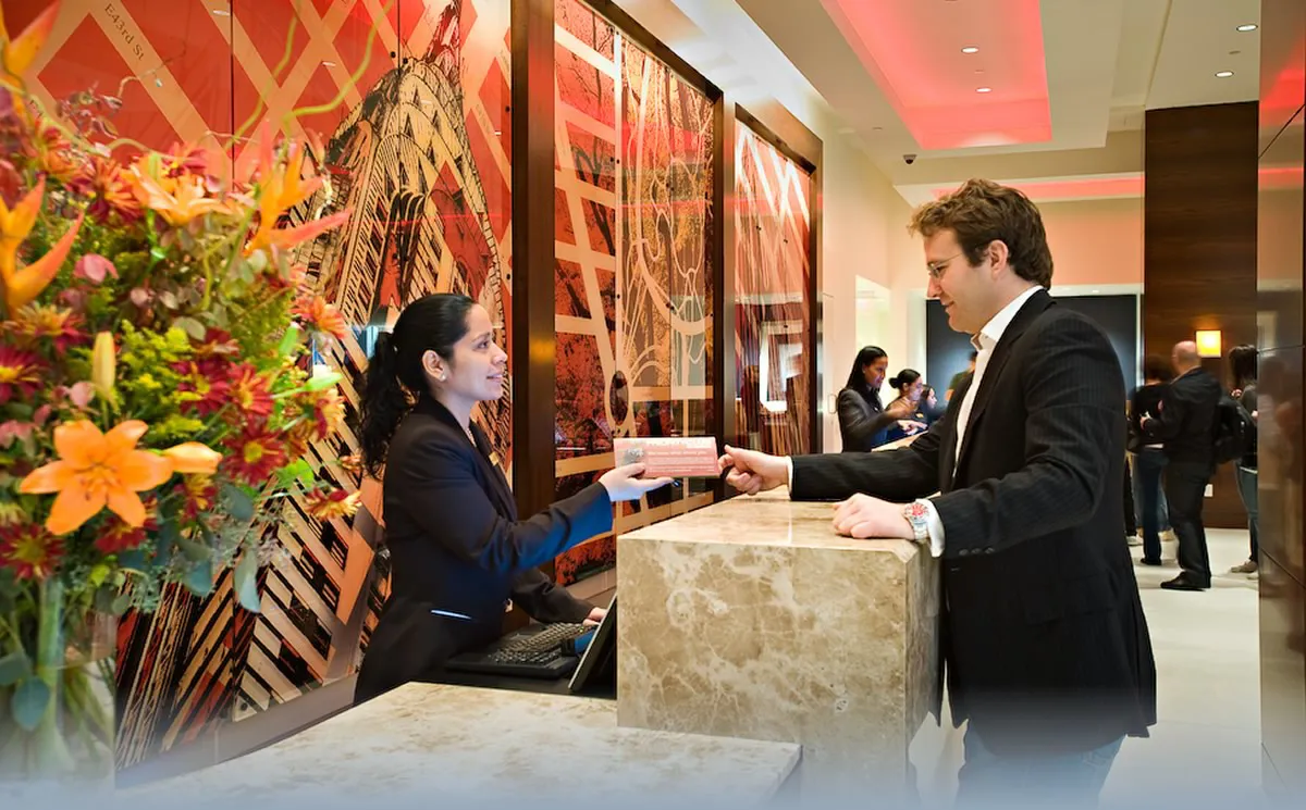 Nghiệp vụ lễ tân khách sạn là gì? Lương lễ tân khách sạn bao nhiêu?