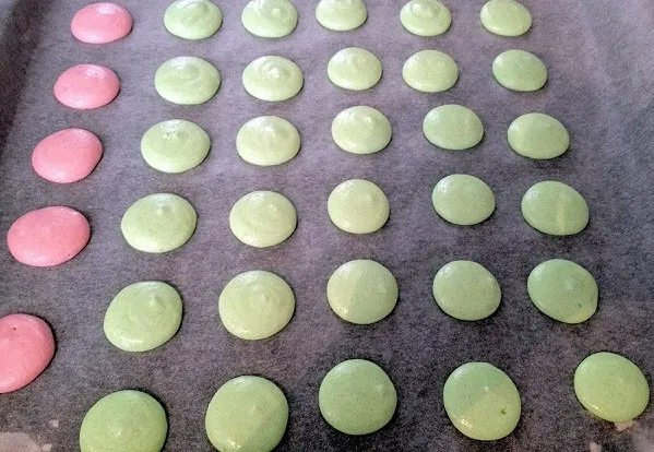 Cách làm bánh macaron trà xanh ngon lạ mắt