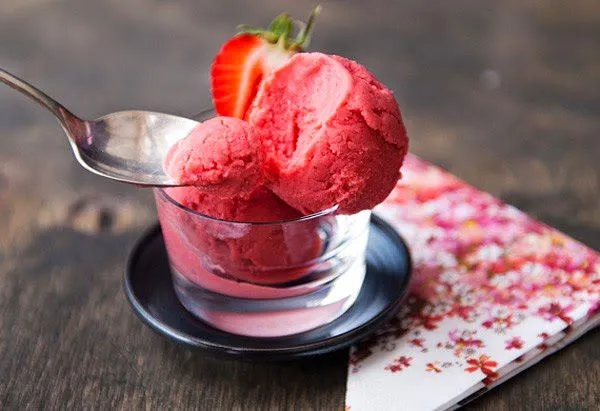 Cách làm kem sữa chua dâu tây sorbet cực ngon tại nhà