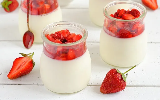 Cách làm Panna Cotta dâu tây ngọt ngọt chua chua