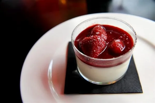 Cách làm Panna Cotta dâu tây ngọt ngọt chua chua